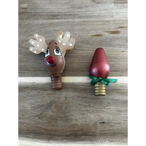Handmade Set Of Wood Christmas Red Lightbulb & Rudolph Reindeer Brooch Pins - Picture 1 of 3